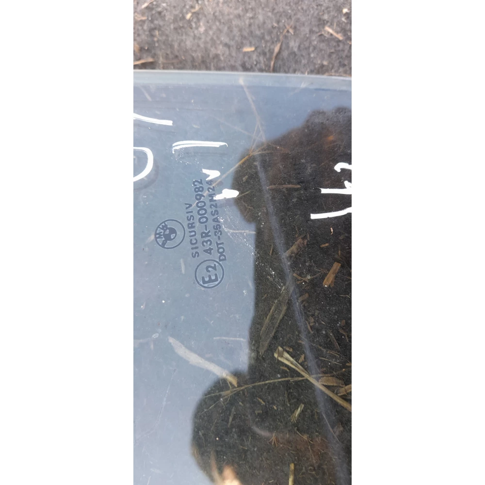 Переднее левое  скло BMW e39 43R000982