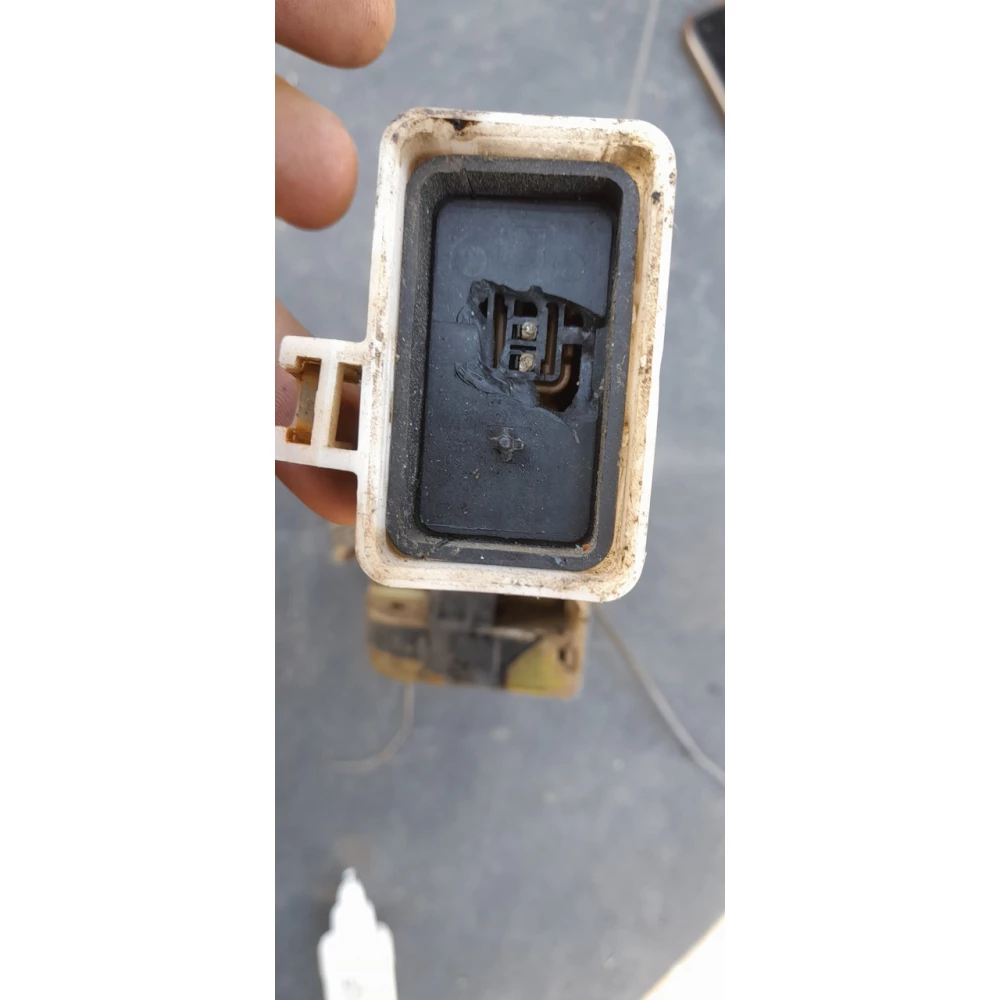 Замок  двери передний правий Volvo V40