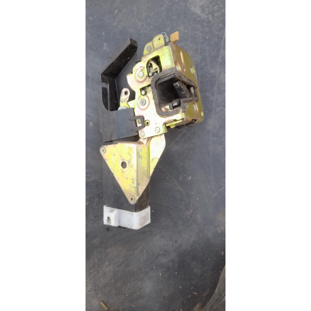 Замок двери правий Volvo v40