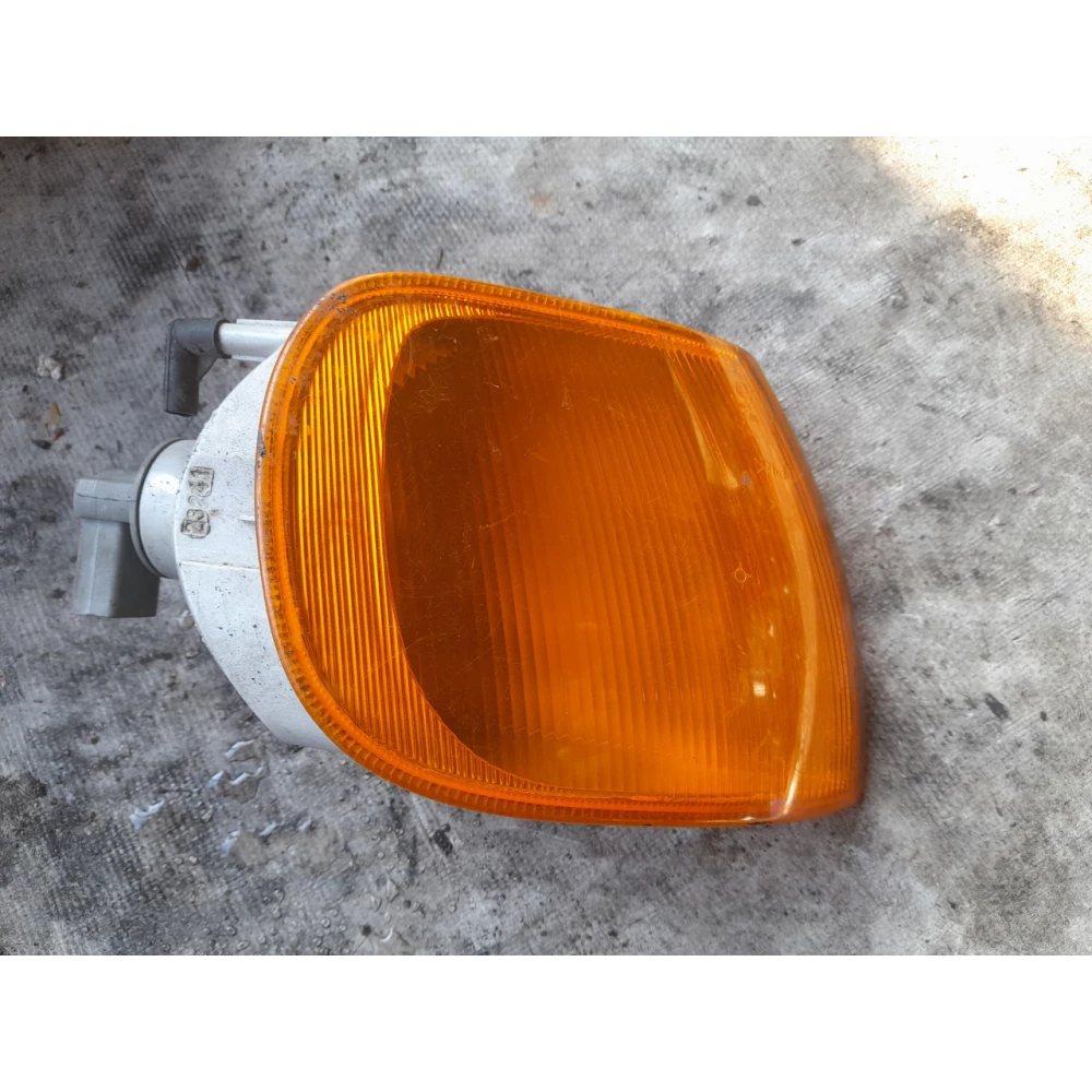 Передний правый поворотник  Vw Polo