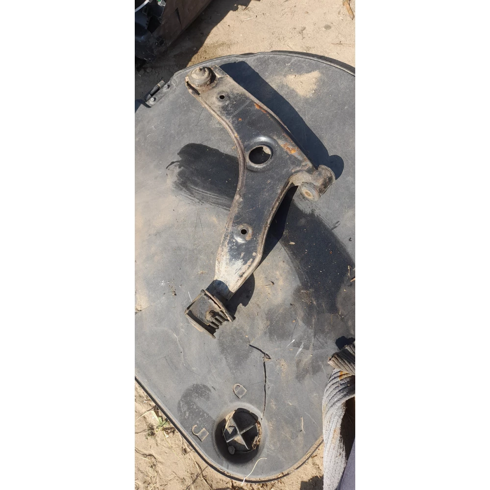 Передний правый рычаг Volvo  v40