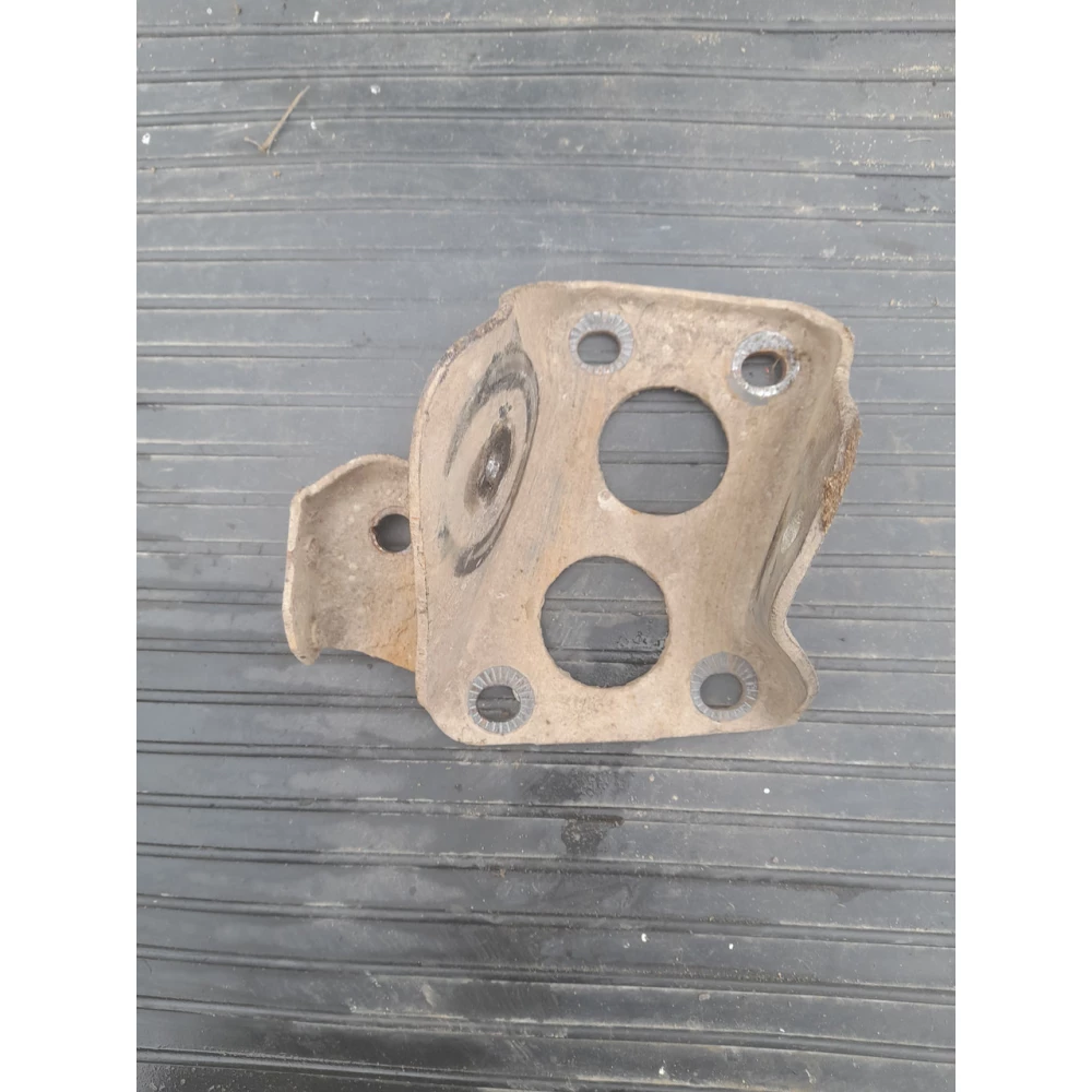 Левый кронштейн крепления  задней балки Vw Golf 4 универсал