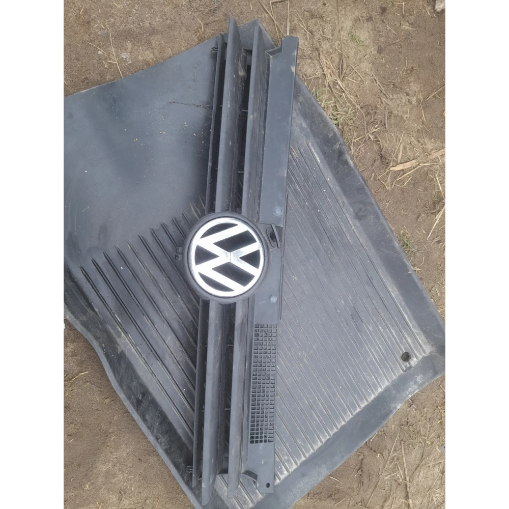 1j0853651H Решотка  радиатора  Vw Golf 4