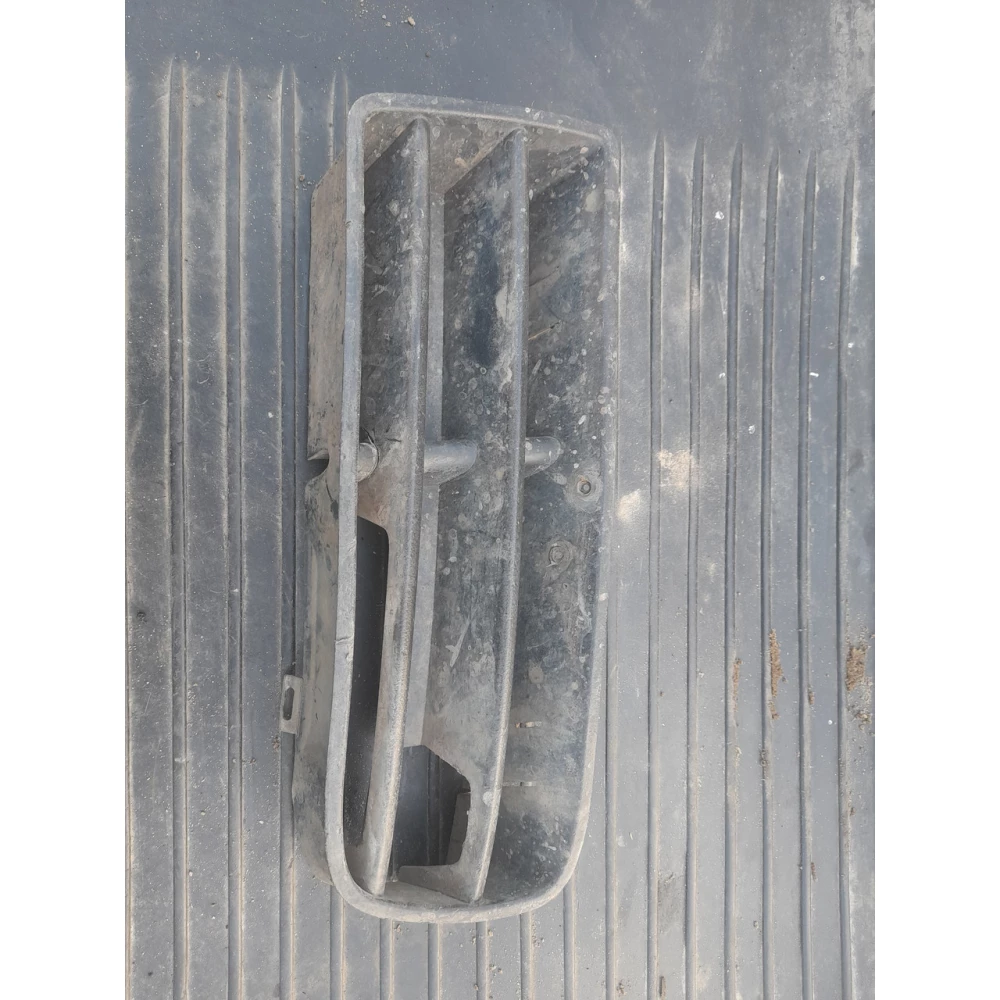 1j0853 665 B левая решотка бампера Vw Golf 4