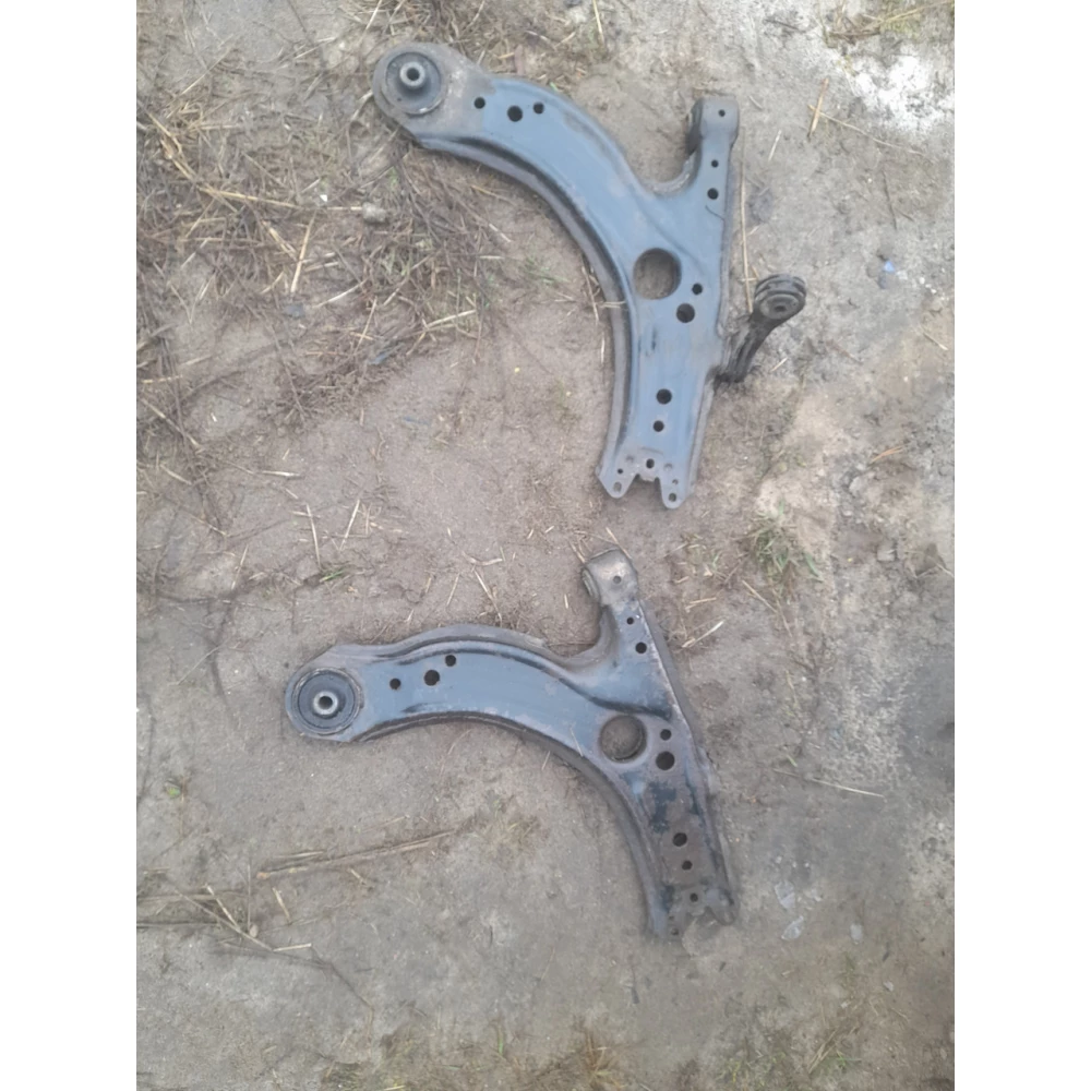 Передний правый  рычаг Vw Golf 4