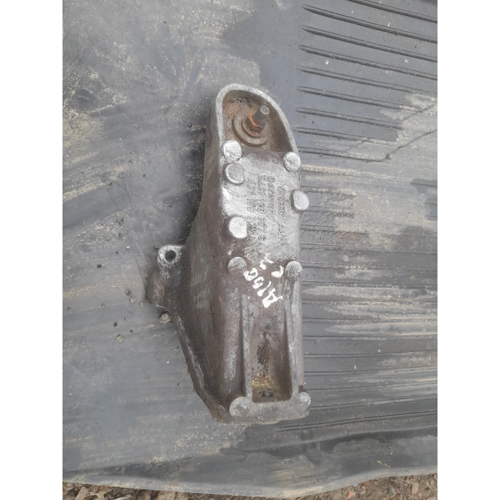 431199407 левый  кронштейн крепления  двигателя Audi 100 c3 2.3