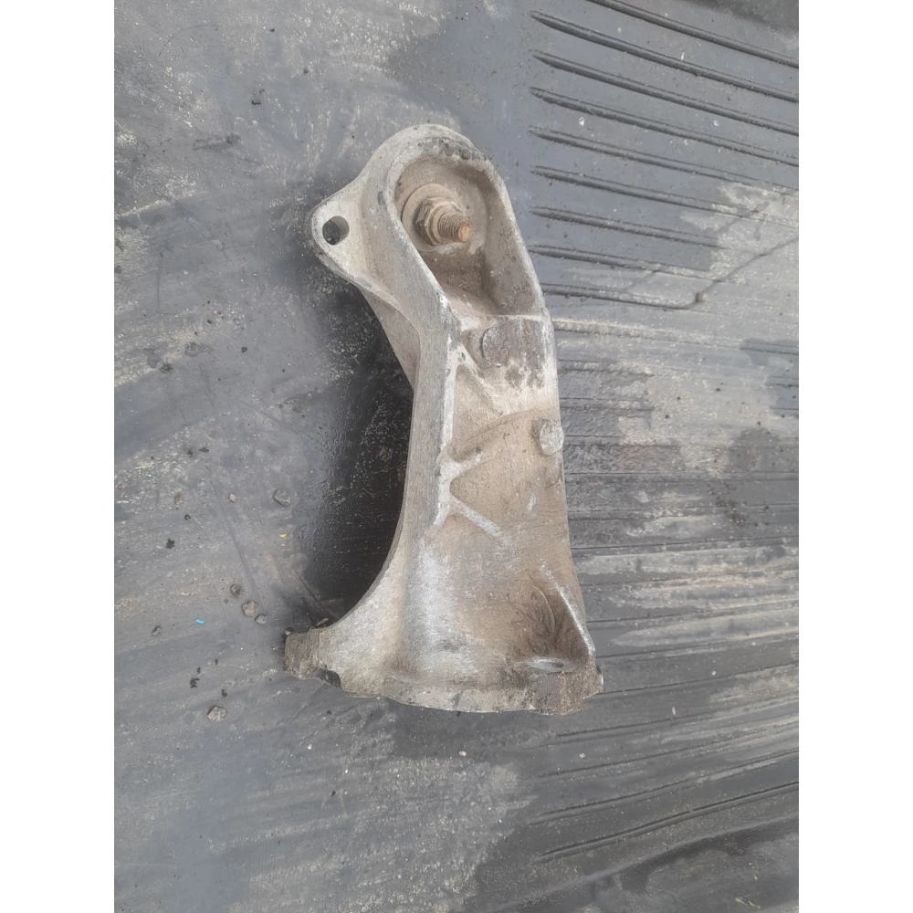 443199312 правый  кронштейн  двигателя Audi 10 c3 2.0 disel