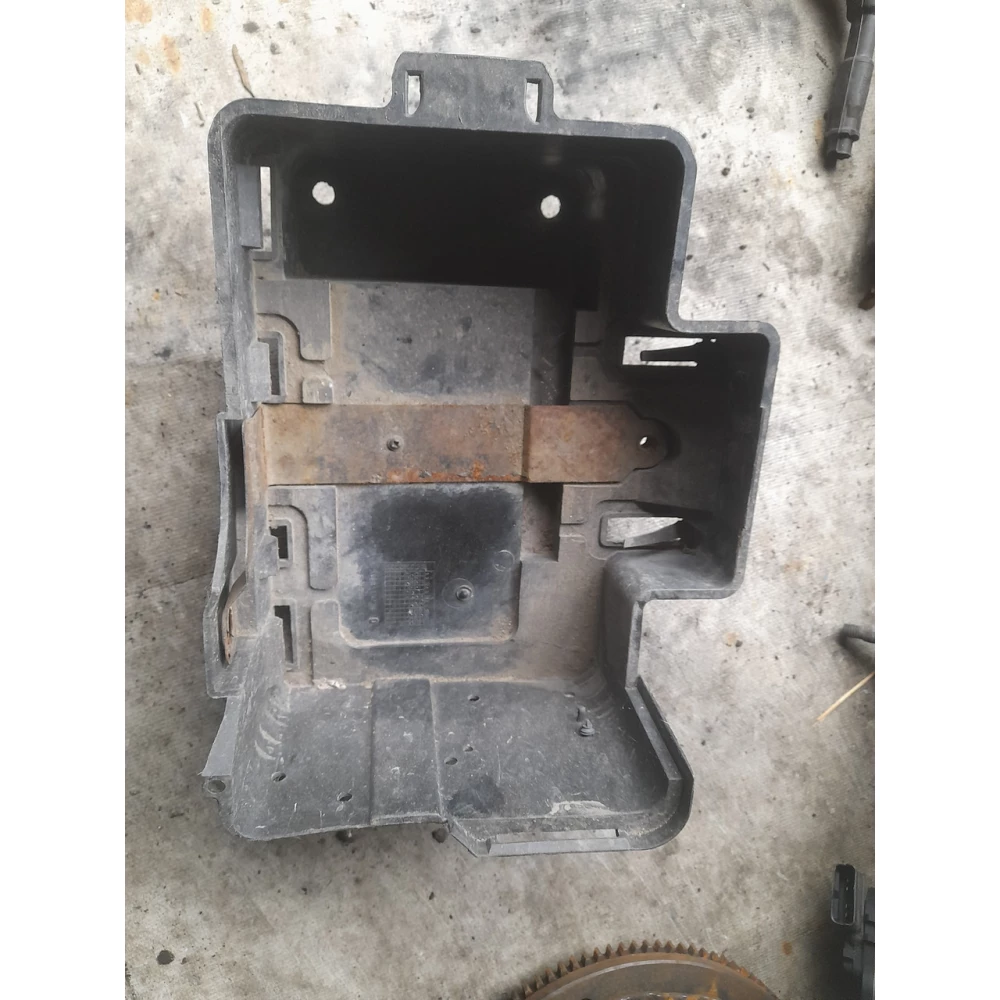 98AB10723A корпус крепления  акумулятора Ford Focus 1