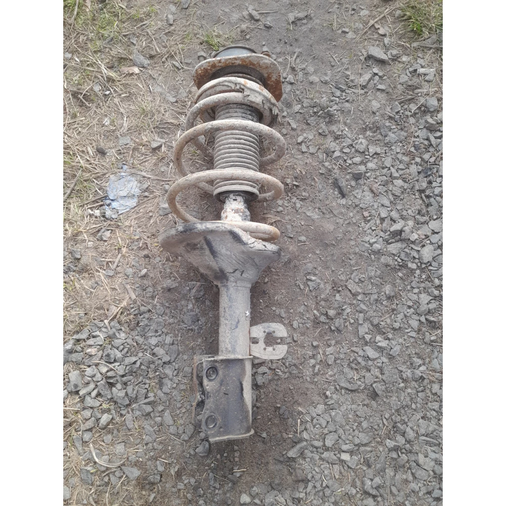 Пепедняя правая стойка Mazda 626 дорест