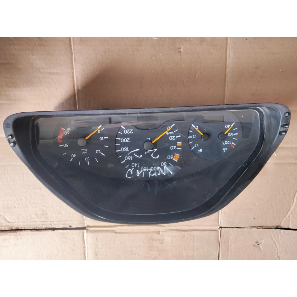 2105400548 приборная панель Mercedes Benz E 210 2.2