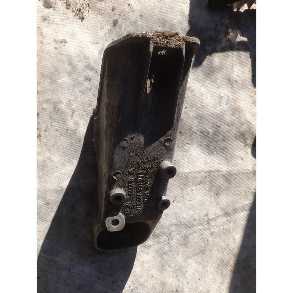 4a0199307A левый  кронштейн  двигателя Audi A6c4