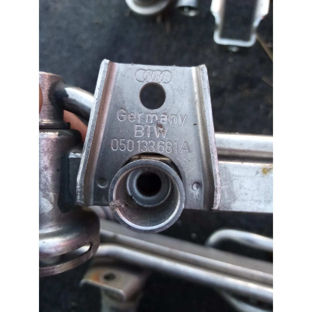 Топливная рейка Audi A4B5 1.8 050133681A