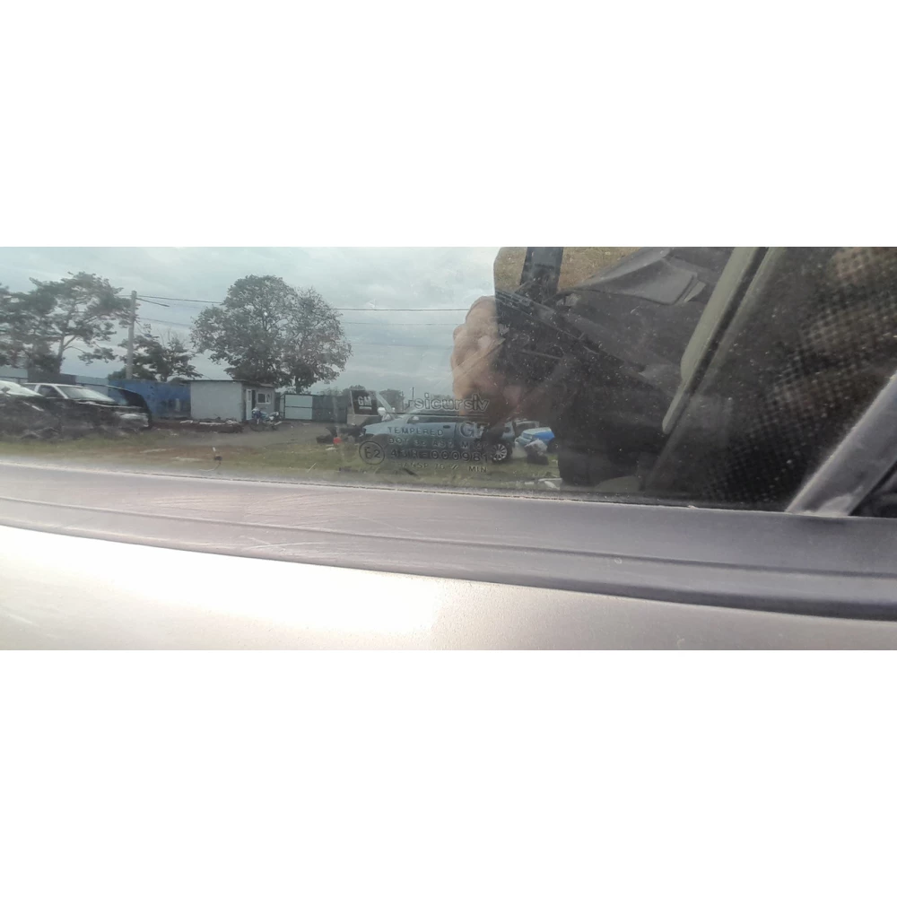 Переднее левое скло Опель Омега Б