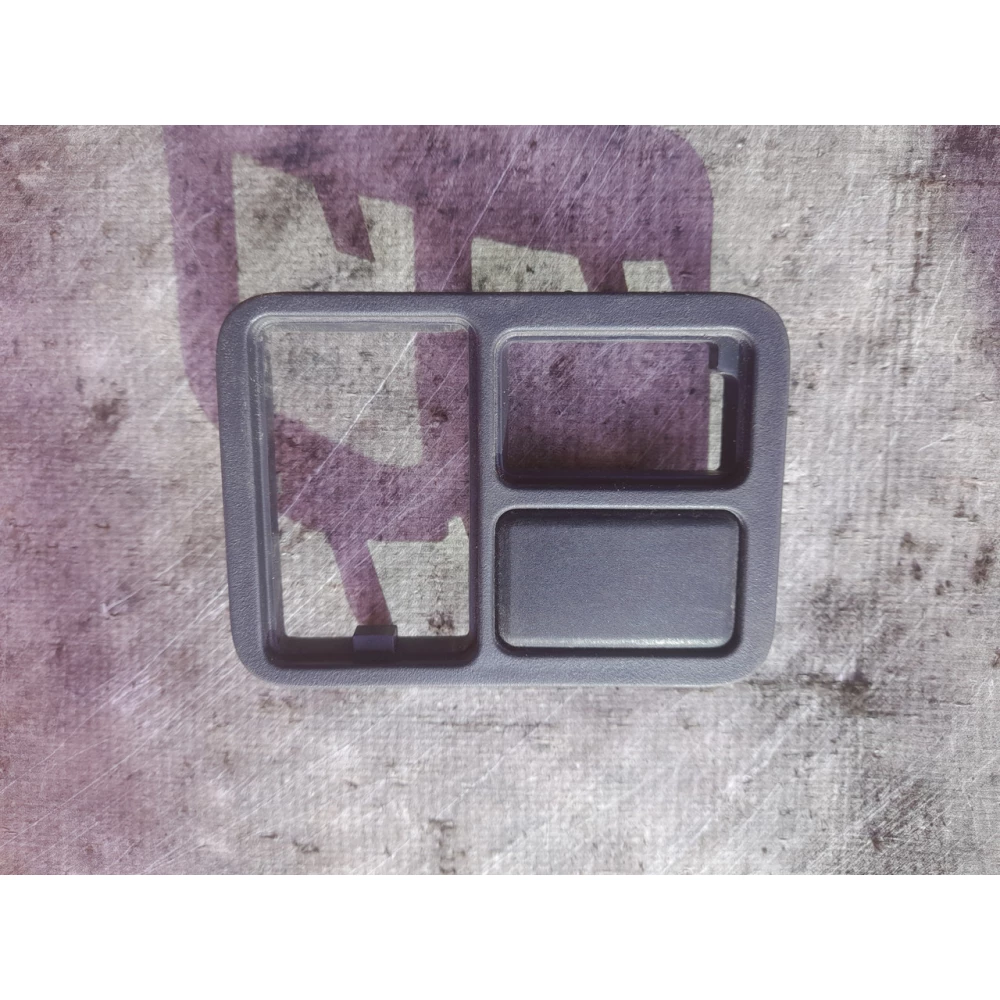 6896090j00 заглушка кнопок управления дзеркалами  Nissan Almera N16