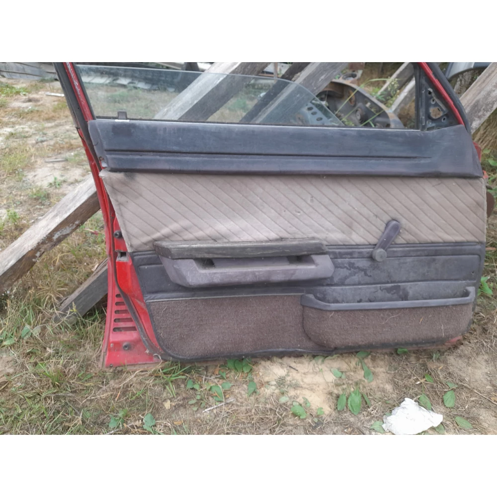 Передняя левая дверь Toyota Carina