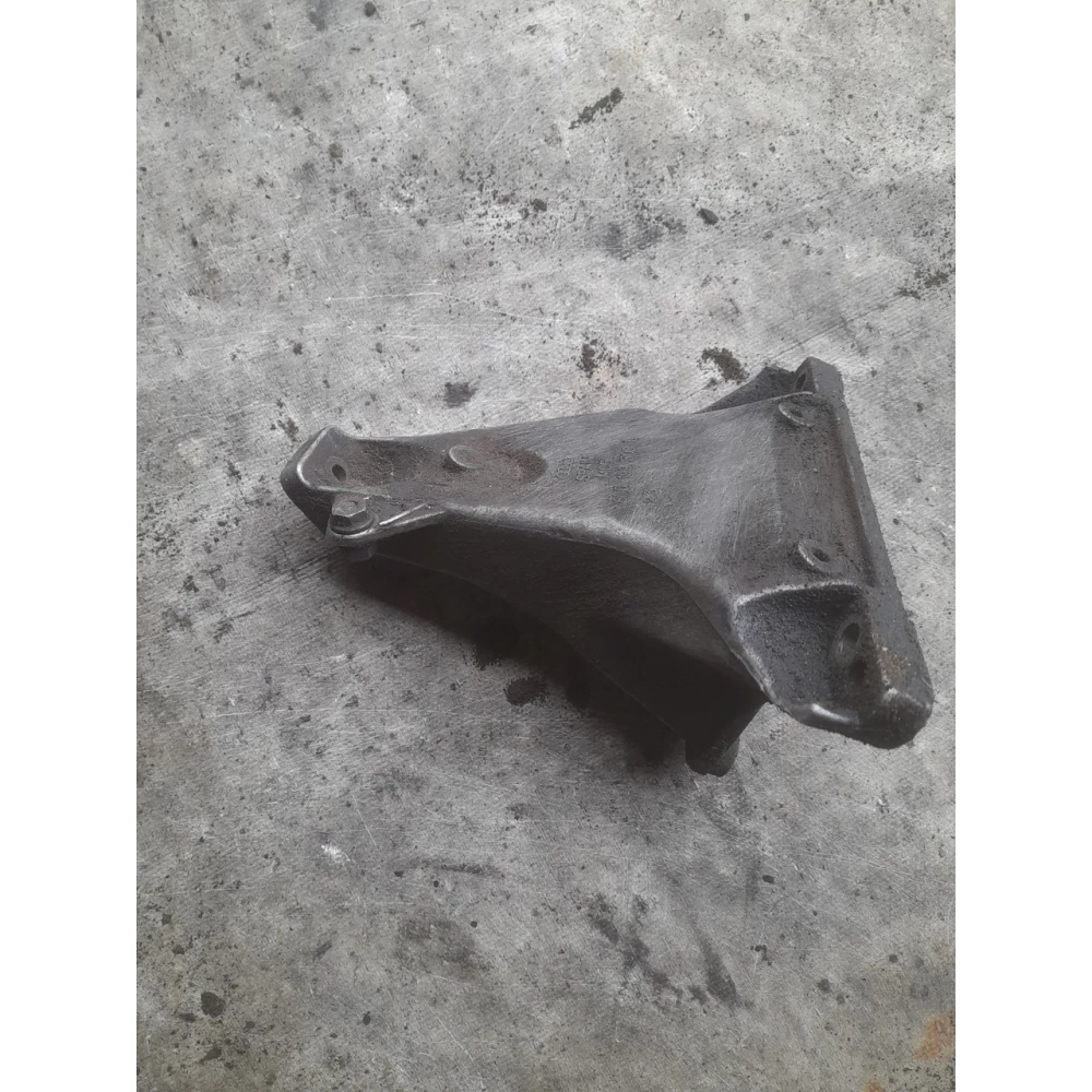 8d0199308l правый  кронштейн крепления двигателя Vw Passat B5