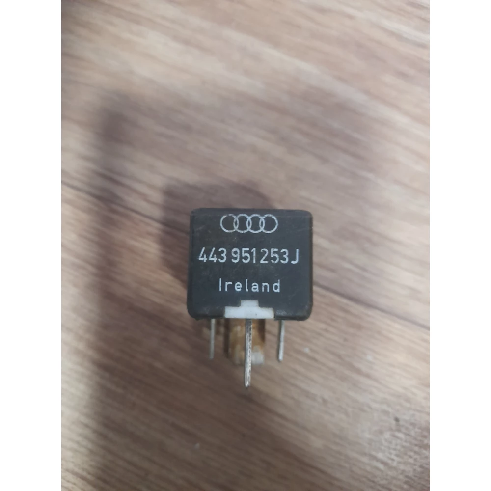 443951253j реле  вентилятора  Vw Passat B5