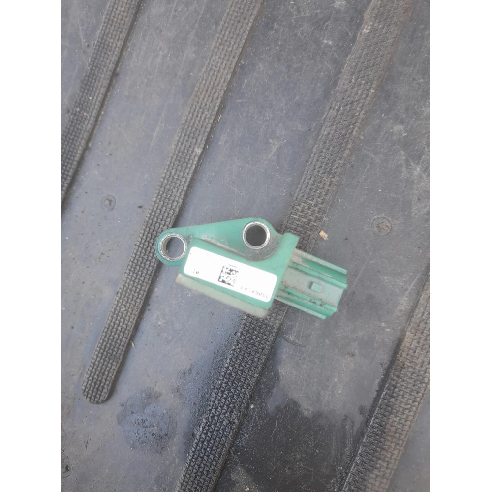 8C0909606

 датчик Airbag  Vw Passat B6