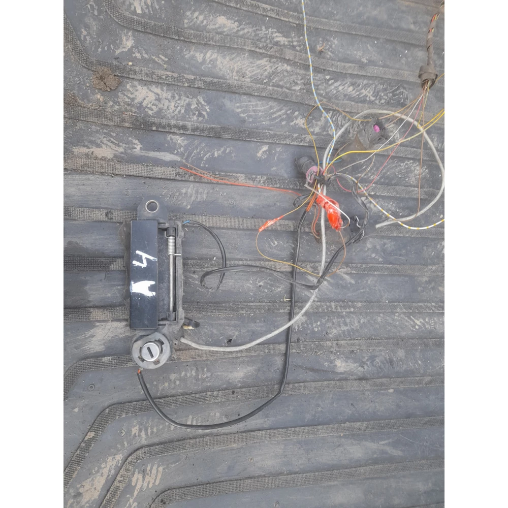 8D0837205A передняя левая ручка двери Ауди А4В5