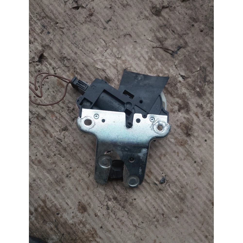 4F5827505D замок кришки багажника  електро
VW Passat B7 ,B6, Golf5 
Audi A4 04-08
SEAT Exeo 08-13