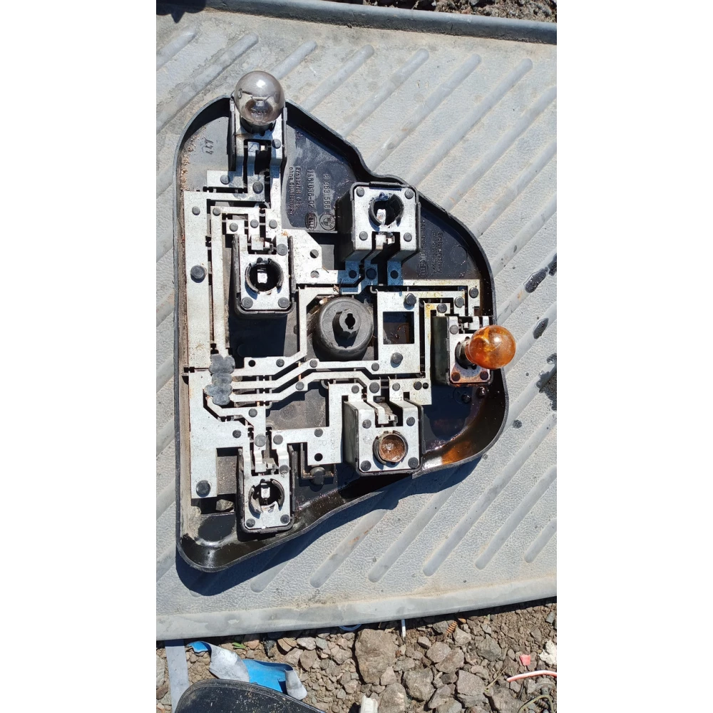 8363566 плата заднего правого фонаря Bmw E39