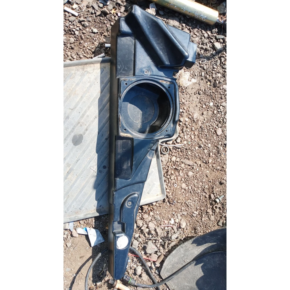 2752555962 кронштейн криплення  переднего правого динамика  Bmw E39