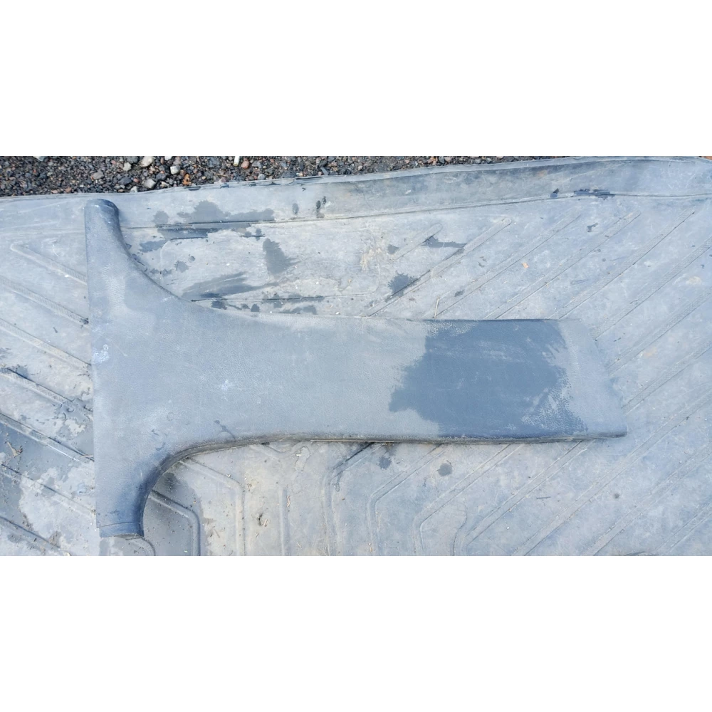 8172422 нижняя правая обшивка стойки Bmw E39